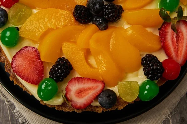 Torta Frutta Con Fragole Mirtilli Ciliegie Pesche Vista Dall Alto — Foto Stock