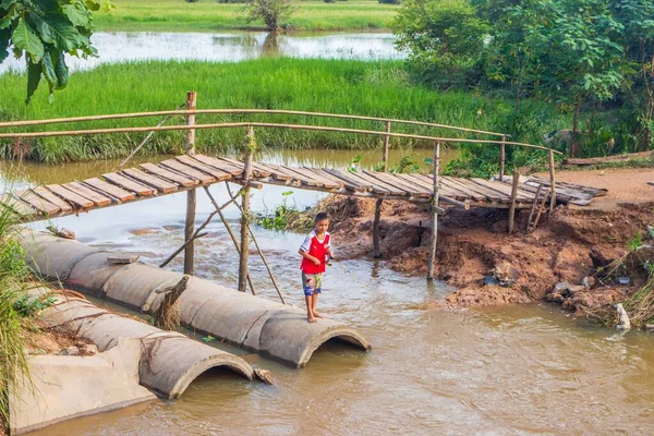 Garçon Thaïlandais Pêche Dans Ruisseau Entouré Rizières Arbres Quelque Part — Photo