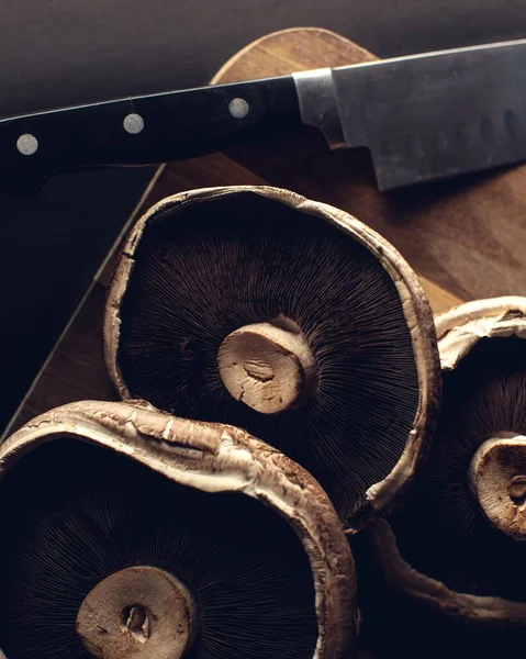Μια Κάθετη Λήψη Μανιταριών Πορτομπέλο Ένα Ξύλο Κοπής Ένα Μαχαίρι — Φωτογραφία Αρχείου