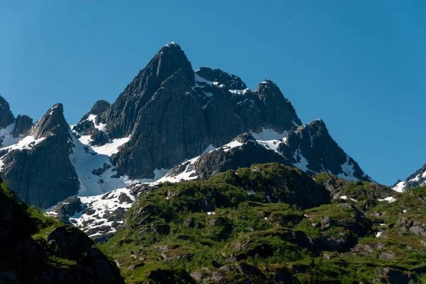 Pico Montanha Rulten Contra Céu Azul Noruega — Fotografia de Stock
