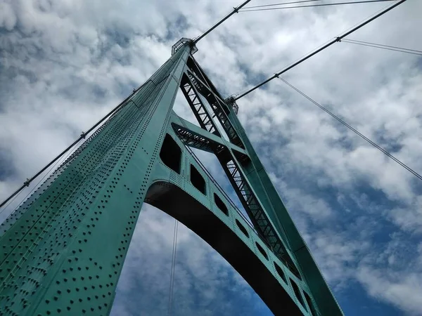 Χαμηλή Γωνία Του Πύργου Της Γέφυρας Λάιονς Γκέιτ Στο Βανκούβερ — Φωτογραφία Αρχείου