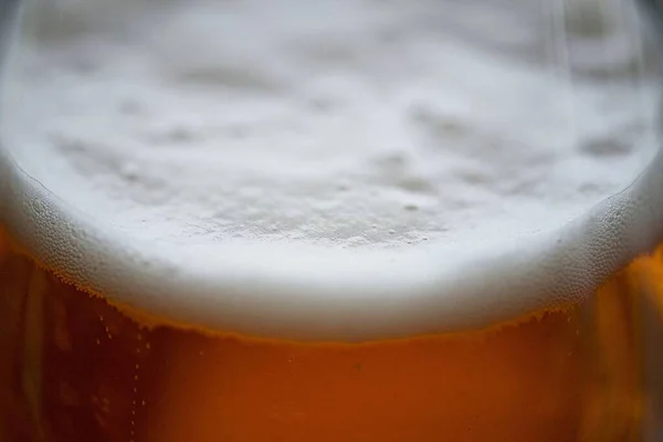 泡や泡 飲み物 アルコール ピント 飲み物 食品とビールの閉鎖 — ストック写真