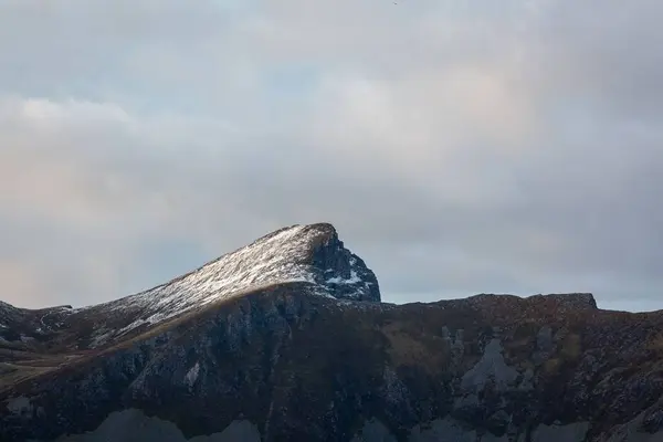 Vista Una Montaña Cubierta Nieve Bajo Cielo Azul Nublado Día —  Fotos de Stock