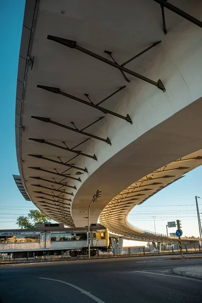 Een Verticaal Schot Van Brug Met Trai Alges Portugal — Stockfoto