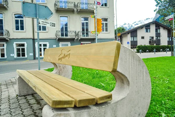 Eine Futuristische Bank Aus Holz Und Beton Einem Park Engelberg — Stockfoto