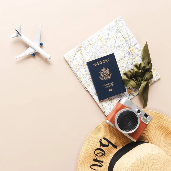 Viaje Plano Con Pasaporte Etiquetas Equipaje Avión Juguete — Foto de Stock