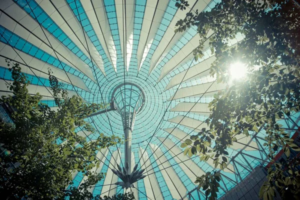 Alacsony Látószögű Kilátás Berlini Potsdamer Platz Sony Center Kupolájára — Stock Fotó