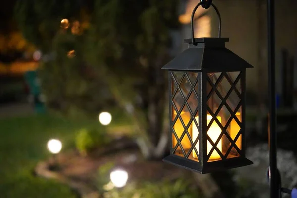 Όμορφη Νυχτερινή Θέα Του Κήπου Φωτίζεται Από Κρεμαστό Φωτιστικό Και — Φωτογραφία Αρχείου