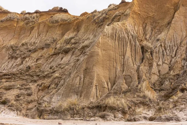 Una Scogliera Vicino Mare Sotto Tempo Cupo — Foto Stock