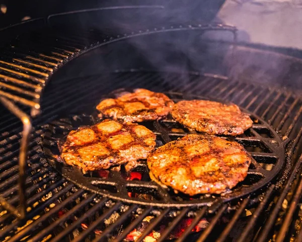 バーベキューで焼かれた肉の輪切り — ストック写真