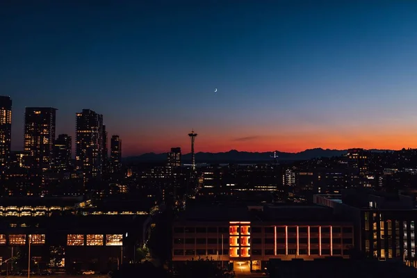 Atardecer Con Horizonte Del Centro Seattle Montañas Olímpicas Luna Creciente — Foto de Stock