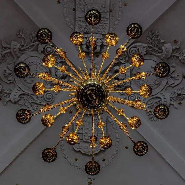 Une Couronne Cristal Vue Bas Dans Église Notre Sauveur Copenhague — Photo