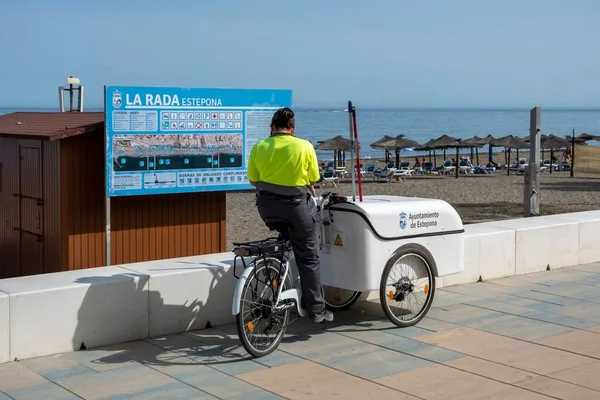 Estepona Malaga Spanien Juni 2022 Der Ökologische Straßenkehrer Auf Dem — Stockfoto