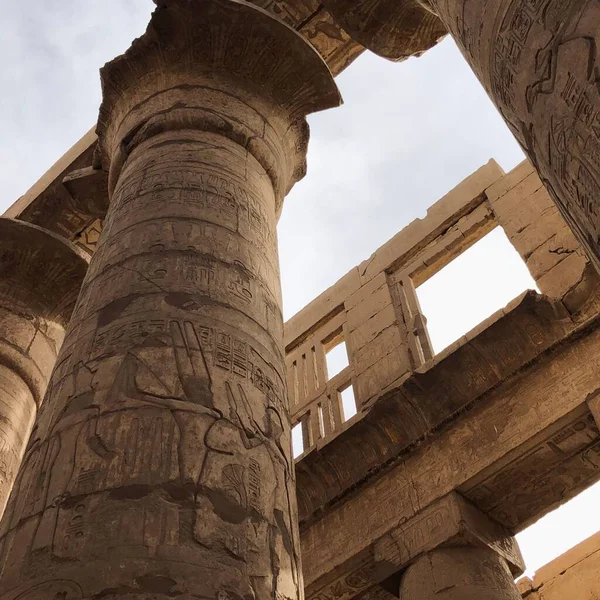 埃及卢克索神庙用埃及雕刻的低角度石砖拍摄的照片 — 图库照片