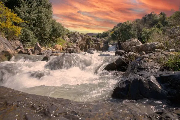 Een Prachtig Landschap Van Waterstroom Grote Rotsen Onder Bewolkte Hemel — Stockfoto