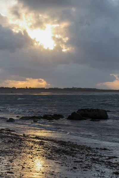 Een Prachtig Uitzicht Een Kust Van Een Zee Met Rotsen — Stockfoto