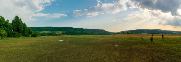 Vue Panoramique Champ Vert Par Les Collines Sous Ciel Bleu — Photo