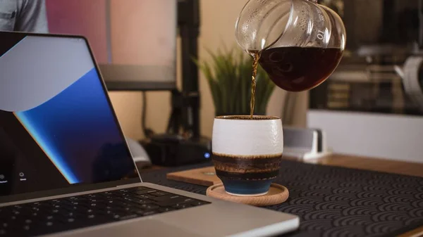 Ein Schuss Kaffee Und Ein Computer Auf Dem Tisch — Stockfoto