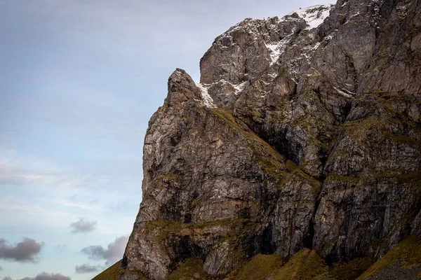青い空の下の岩場の山の斜面のクローズアップ部分的な眺め — ストック写真