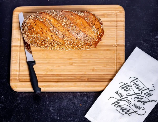 Angolo Alto Pane Fresco Tagliere Legno Con Coltello Una Carta — Foto Stock