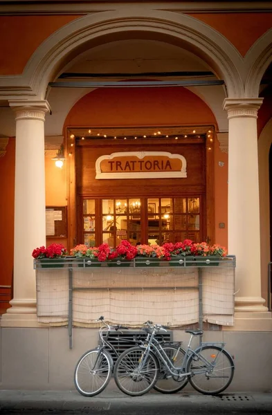 Итальянский Ресторан Снаружи Цветами Велосипеды Велосипеды Перерыв Город — стоковое фото