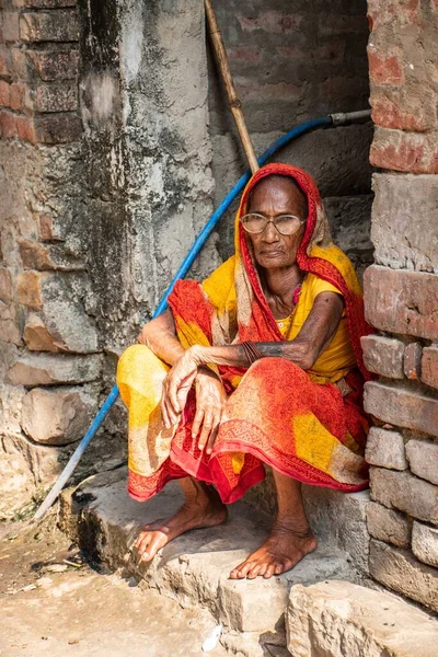 在印度 由于饥饿 妇女们住在土屋里等待救援 — 图库照片