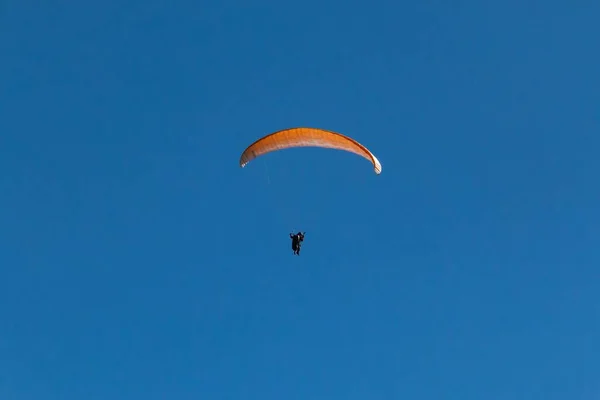 Tiro Ângulo Baixo Parapente Voando Céu Azul Sem Nuvens — Fotografia de Stock