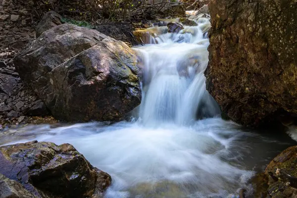 Eine Langzeitbelichtungsaufnahme Eines Wasserfalls — Stockfoto