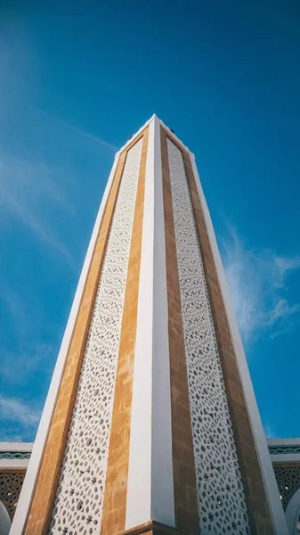 美しいタンジェの大モスクの垂直低角度ショット 青い空に対するモロッコ — ストック写真
