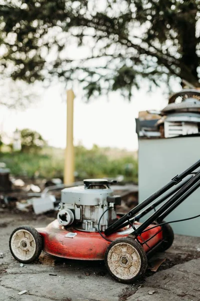 Tiro Foco Raso Cortador Grama Vermelho Usado Centro Reciclagem — Fotografia de Stock