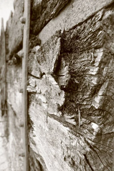 Pionowy Strzał Stary Drewniany Mur Szorstką Powierzchnią — Zdjęcie stockowe