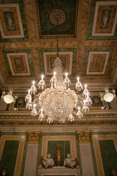 Lustres Brillamment Éclairés Avec Plafond Décoratif Antique Sur Fond Plan — Photo