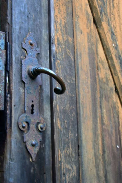 錆びたハンドルと鍵穴のある古いドアの閉まり — ストック写真