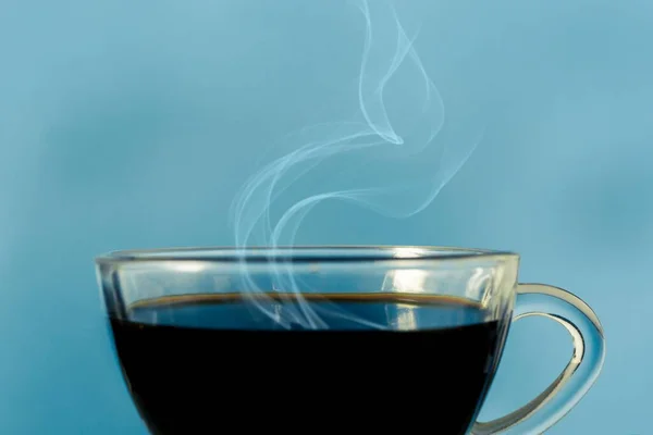 Copo Vidro Com Café Preto Fumaça Quente Fundo Azul — Fotografia de Stock