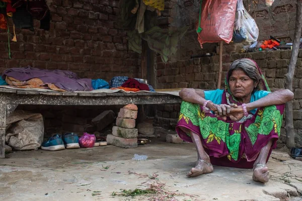 Las Mujeres Viven Casa Del Suelo Esperando Ayuda Debido Hambre —  Fotos de Stock