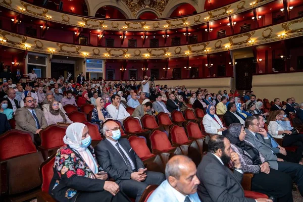 Skenderiye Operası Ndaki Tıbbi Etkinlik Sırasında Eğlenen Bir Seyirci — Stok fotoğraf