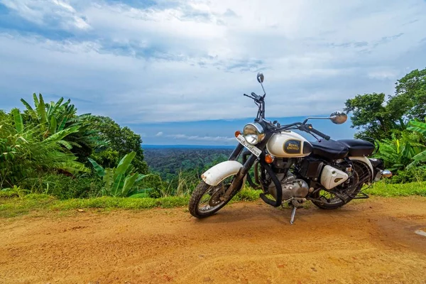 Una Moto Aparcada Lado Carretera —  Fotos de Stock