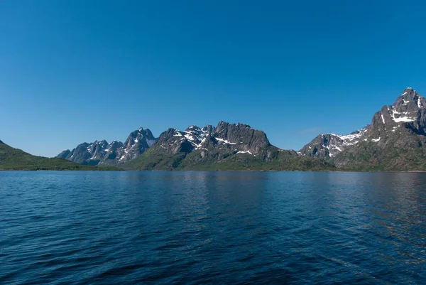 Βουνά Δίπλα Μια Λίμνη Ενάντια Στον Ουρανό Στο Trollfjorden Νησιά — Φωτογραφία Αρχείου