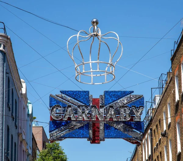 ロンドンのカーナビー ストリートにあるクイーンズ プラチナ ジュビリーのための英国国旗の装飾 — ストック写真