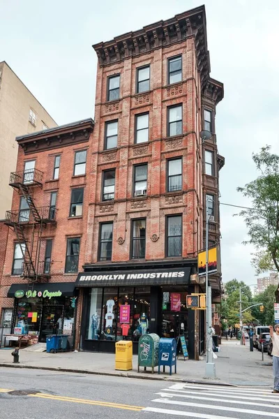 Gündüz vakti New York 'ta orta katlı bir bina ve bir caddenin dikey görüntüsü.