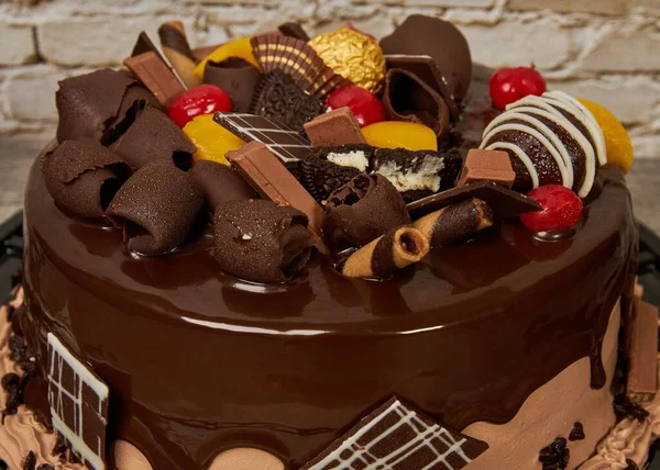 带有樱桃和桃巧克力装饰的巧克力蛋糕 餐厅的眼景 — 图库照片