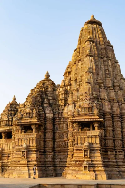 Tiro Vertical Templo Kandariya Mahadev Contra Fundo Céu Azul Índia — Fotografia de Stock