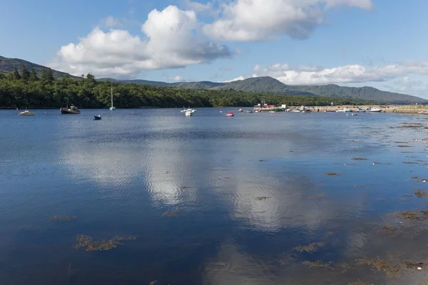 Small Boats Ships Lake Surrounded Greenery Cloudy Sky Ireland — Stock Photo, Image