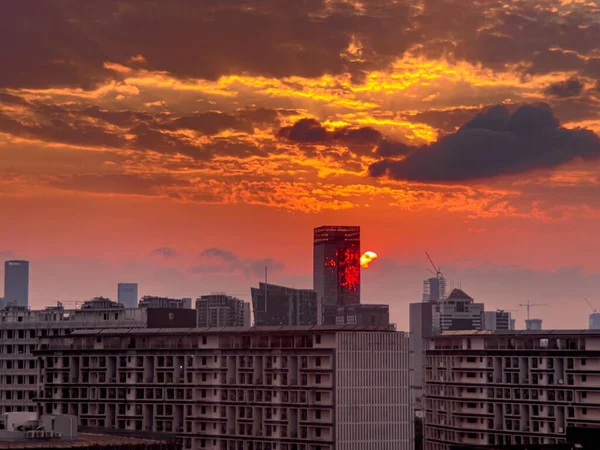 Edifícios Urbanos Cidade Sob Céu Nublado Pôr Sol Vermelho — Fotografia de Stock