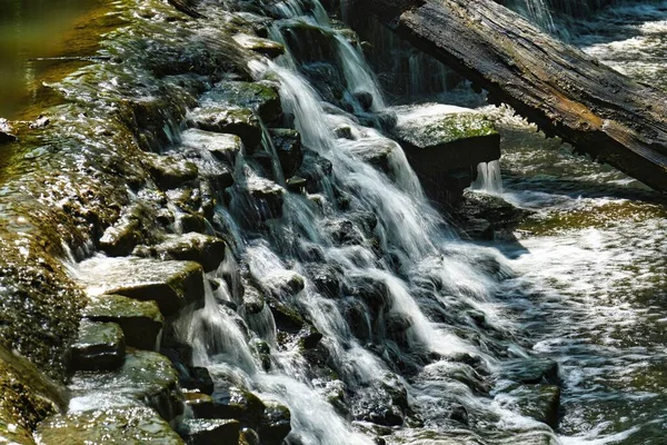 Eine Nahaufnahme Einer Kaskade Von Wasserfällen — Stockfoto