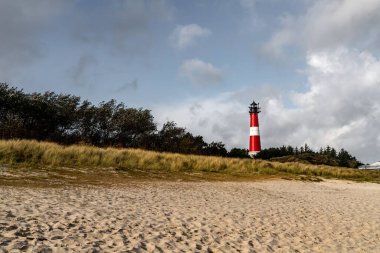 Hornum sahilindeki tarihi Sylt Deniz fenerinin güzel bir görüntüsü.