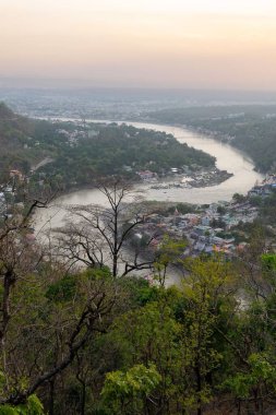 Uttarakhand, Hindistan 'daki Rishikesh ve Ganges Nehri' nin havadan ve dikey görüntüsü