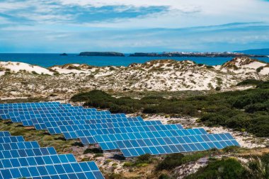 Peniche, Portekiz 'deki sahil kenarındaki alandaki güneş panelleri.