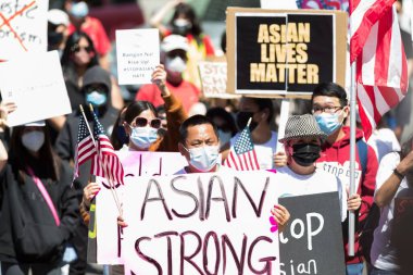 Protestocular, silah ve Asya karşıtı şiddetin sona erdirilmesi talebiyle, ulusal günde Los Angeles Belediye Binası 'nda toplandılar..