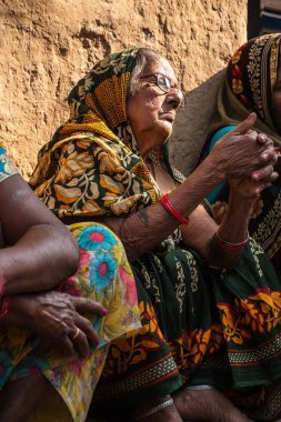 Kadınlar toprak evde yaşıyor. Hindistan 'da açlık yüzünden yardım bekliyorlar..